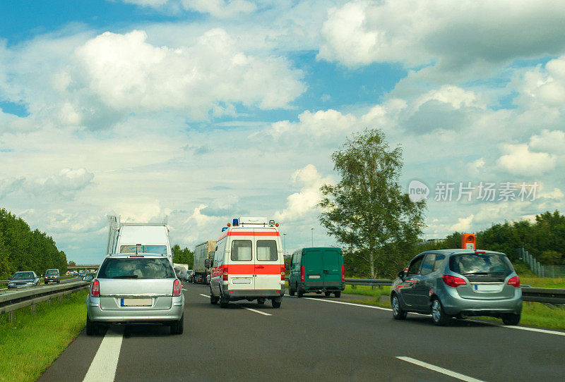 救援巷- Rettungsgasse -德国公路上的救护车